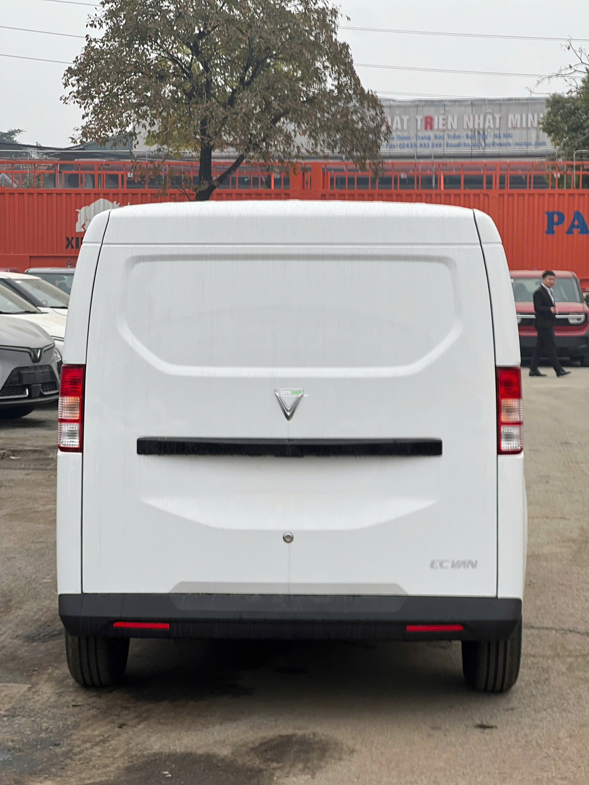 Hình ảnh đuôi xe VinFast EC Van