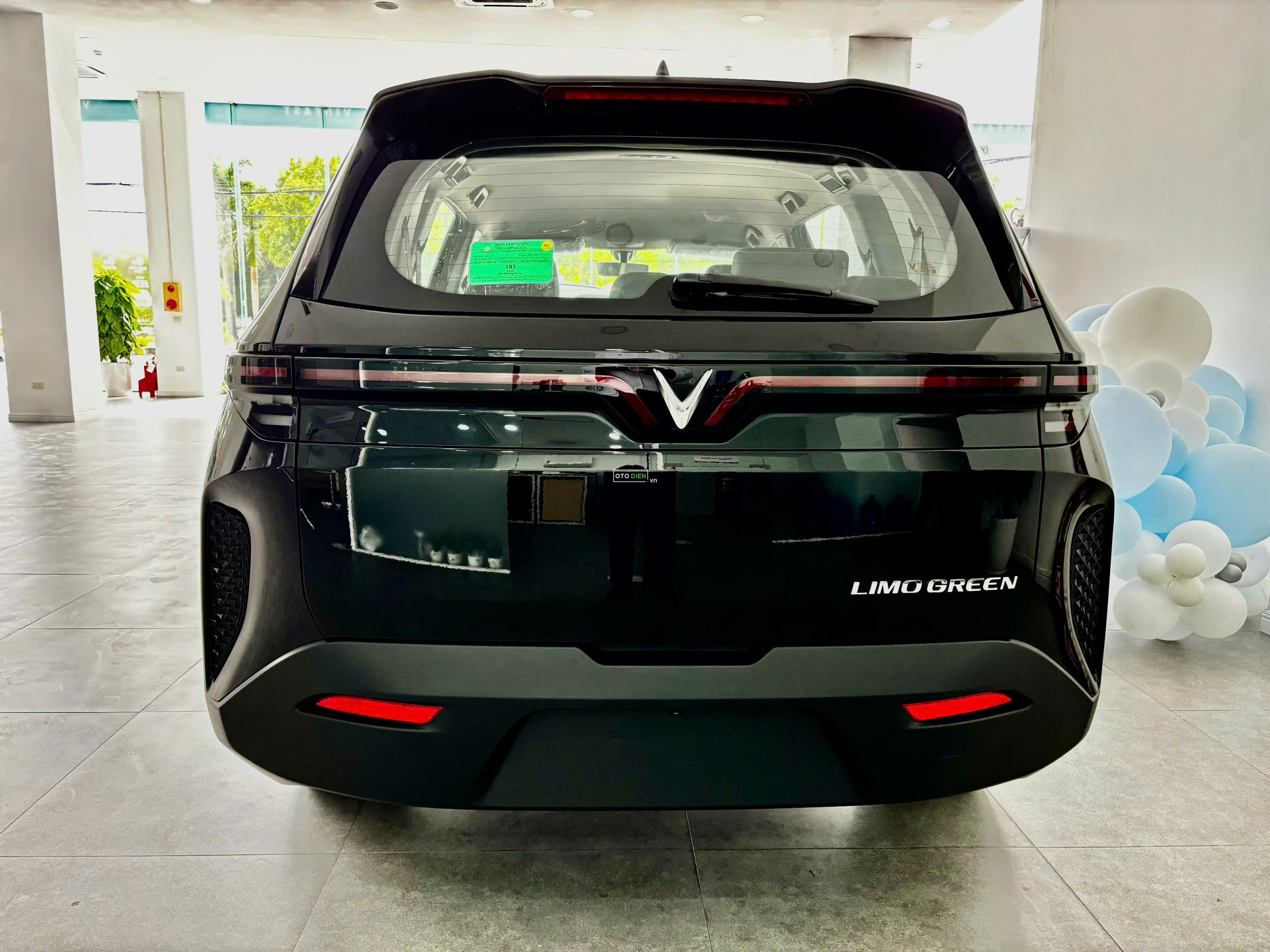 Hình ảnh đuôi xe VinFast Limo Green