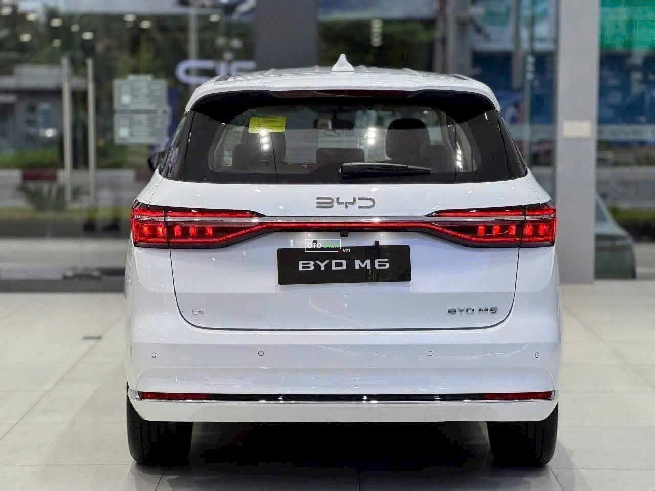 Hình ảnh đuôi xe BYD M6