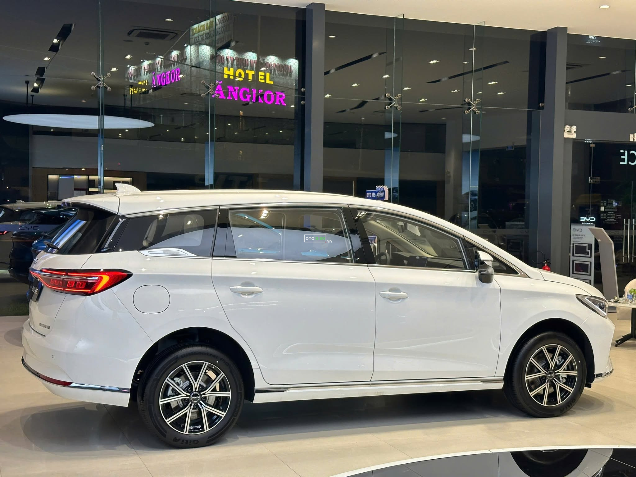 Hình ảnh thân xe BYD M6