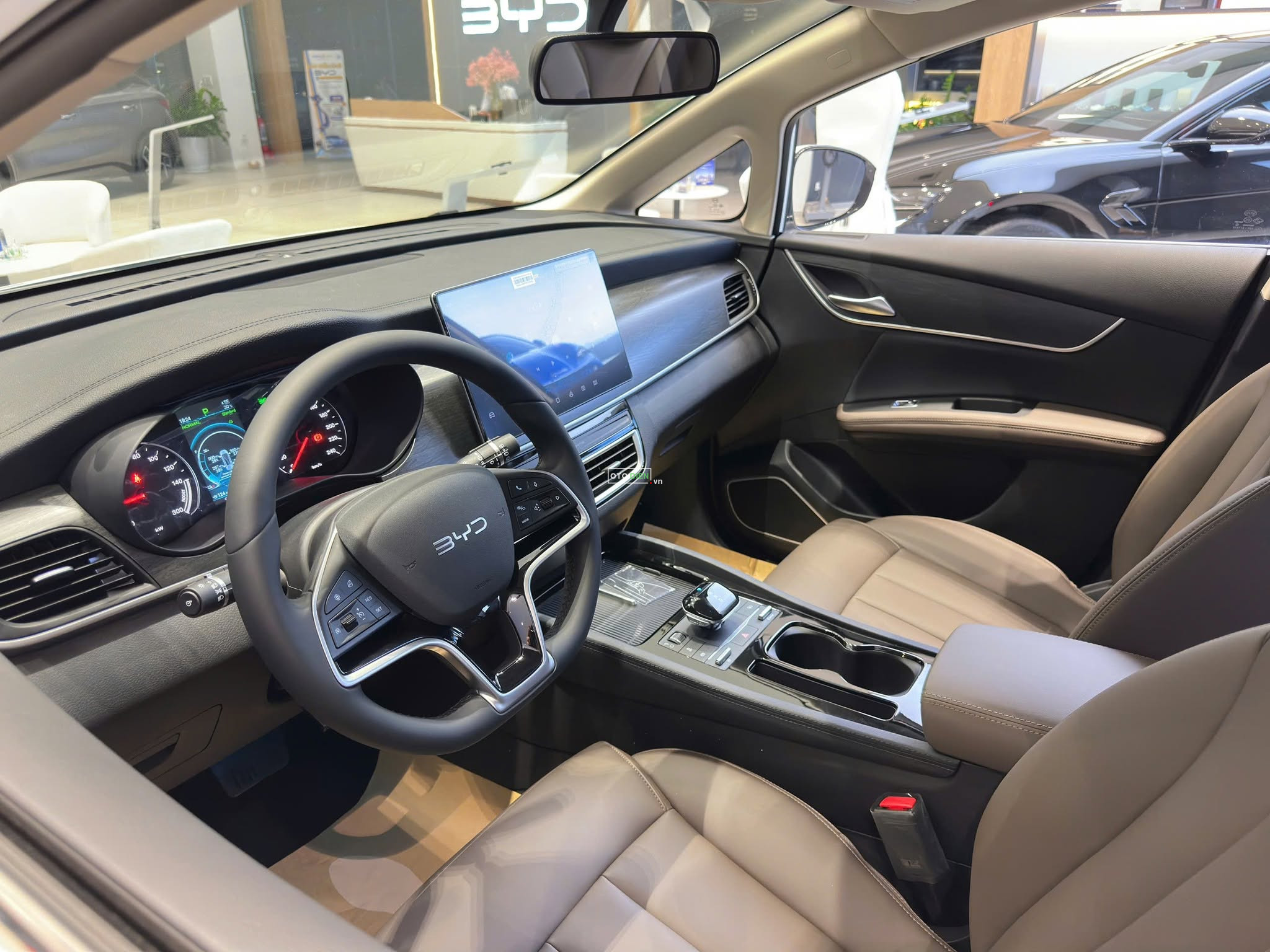 Khoang lái của BYD M6